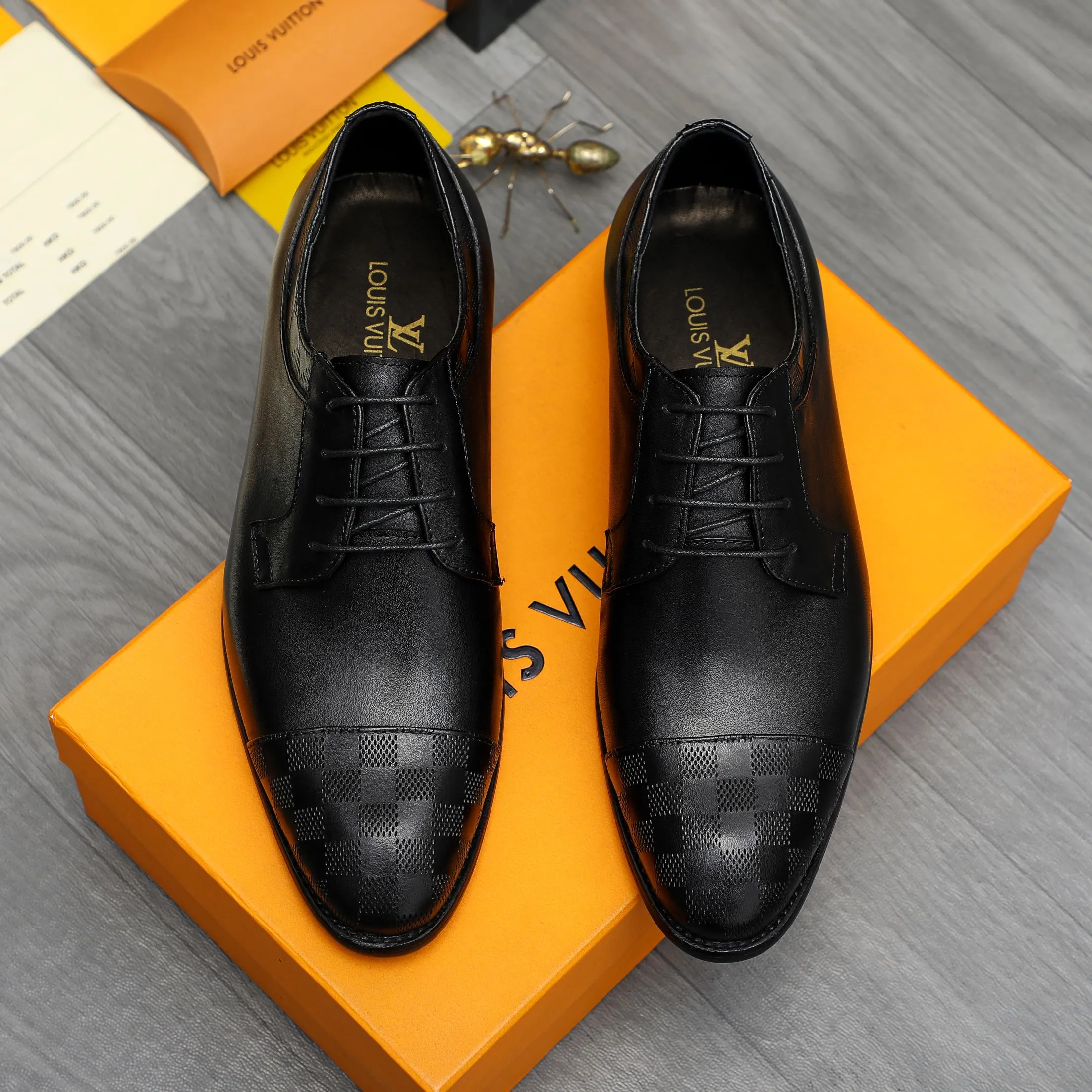 Men's shoes 💰p460 Product trademark: LV (Louis Vuitton) business lace-up leather shoes True size: 39-44 Product material: Selected cowhide stitching classic embossed upper, cowhide lining, original rubber outsole